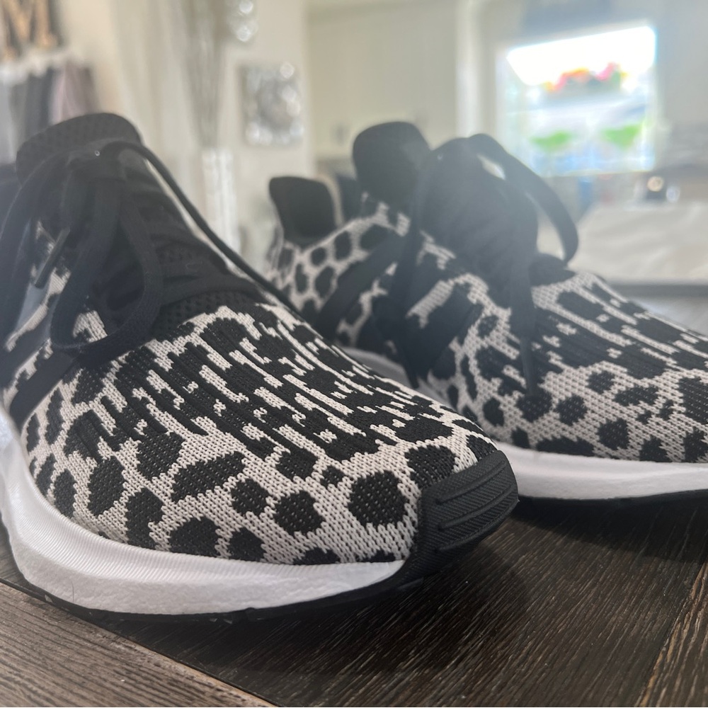 LIKE NEW - Adidas tennis shoes 👟